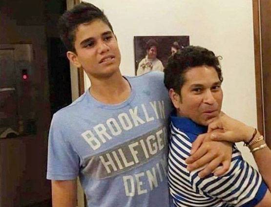 PHOTOS: बैसाखी के सहारे चल जस्टिन बीबर का शो देखने पहुंचे सचिन के बेटे