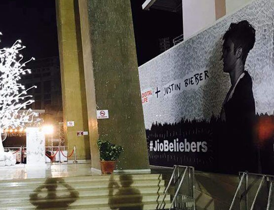 चार्टेड प्लेन से मुंबई पहुंचे बीबर, फैंस ने किया जोरदार WELCOME