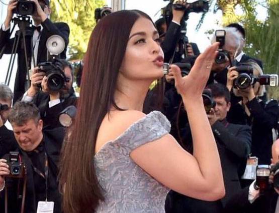Cannes 2017: ऐश्वर्या का बोल्ड एंड क्यूट बार्बी लुक, देखें photos
