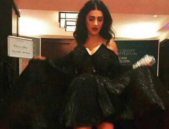 Cannes 2017: ऐश्वर्या, दीपिका के बीच कहीं खो गईं श्रुति हासन, देखें PHOTOS