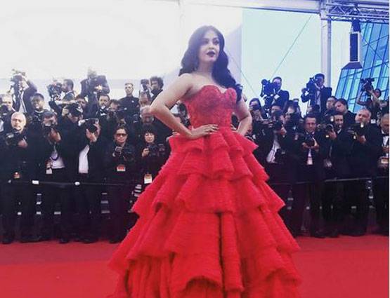 Cannes 2017: ब्लैक चैरी लिपस्टिक और रेड गाउन में दिखा ऐश्वर्या का GORGEOUS LOOK