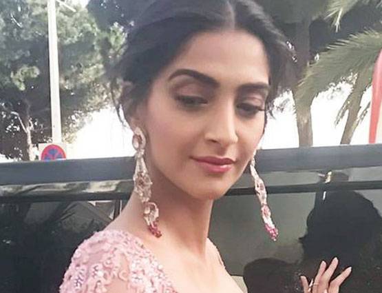 PHOTOS: Cannes 2017 में दिखा सोनम का ग्लैमरस लुक, पीच गाउन में आईं नजर