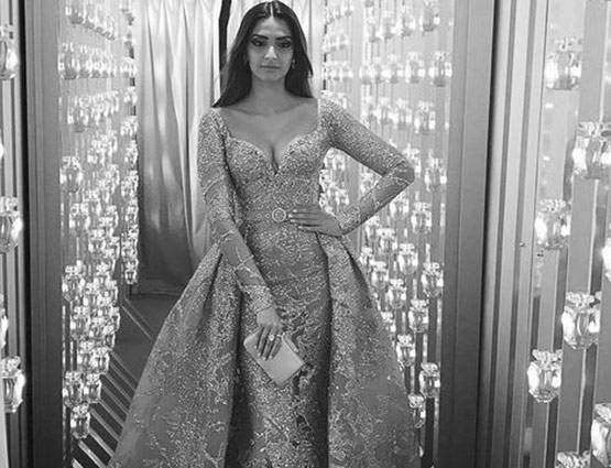 Cannes 2017: गोल्डन गाउन में दिखीं सोनम, क्या ये है Best Look