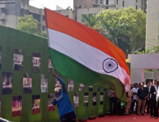 PHOTOS: सचिन की फिल्म का प्रीमियर, थियेटर बना स्टेडियम