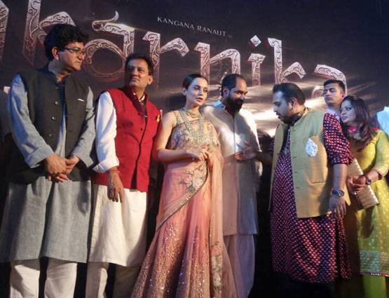 PHOTOS: वाराणसी के घाट पर ट्रेडिशनल लुक में नजर आईं कंगना