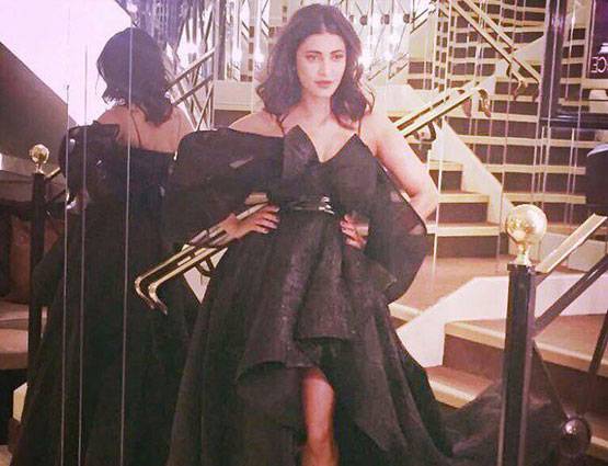 Cannes 2017: ऐश्वर्या, दीपिका के बीच कहीं खो गईं श्रुति हासन, देखें PHOTOS