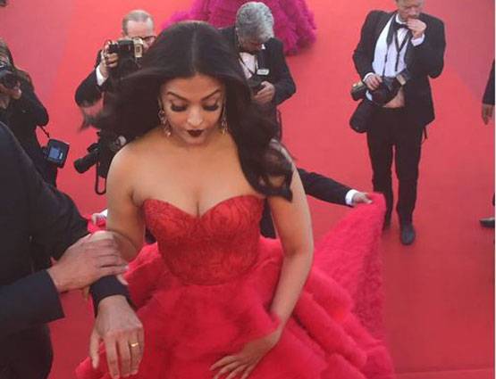 Cannes 2017: ब्लैक चैरी लिपस्टिक और रेड गाउन में दिखा ऐश्वर्या का GORGEOUS LOOK