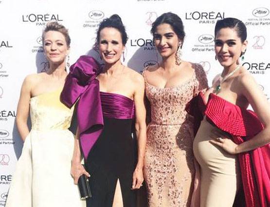 PHOTOS: Cannes 2017 में दिखा सोनम का ग्लैमरस लुक, पीच गाउन में आईं नजर