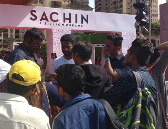 PHOTOS: सचिन की फिल्म का प्रीमियर, थियेटर बना स्टेडियम