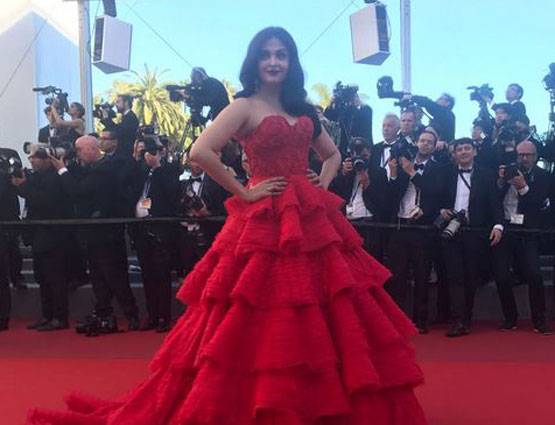 Cannes 2017: ब्लैक चैरी लिपस्टिक और रेड गाउन में दिखा ऐश्वर्या का GORGEOUS LOOK
