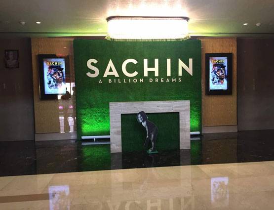 PHOTOS: सचिन की फिल्म का प्रीमियर, थियेटर बना स्टेडियम