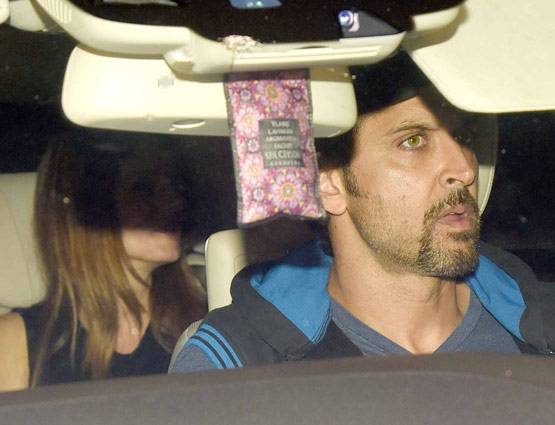 PHOTOS: बच्चों संग फिल्म देखने पहुंचे रितिक-सुजैन