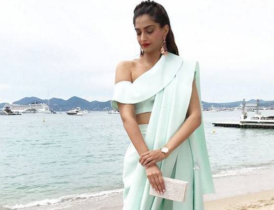 Cannes 2017: गोल्डन गाउन में दिखीं सोनम, क्या ये है Best Look