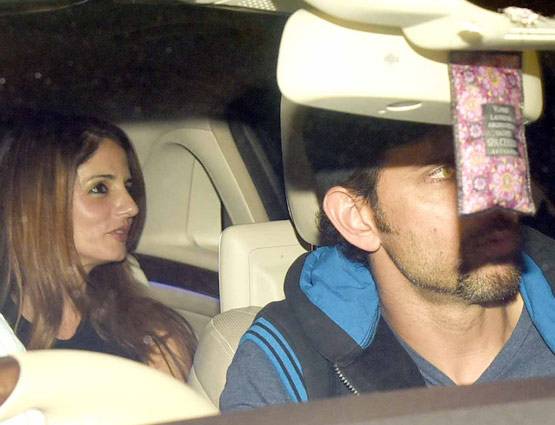 PHOTOS: बच्चों संग फिल्म देखने पहुंचे रितिक-सुजैन