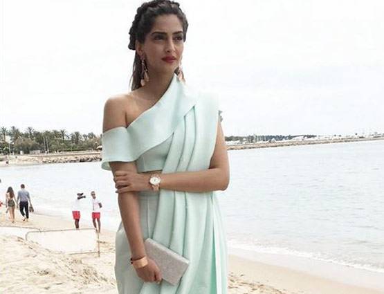 Cannes 2017: गोल्डन गाउन में दिखीं सोनम, क्या ये है Best Look