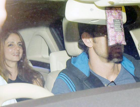 PHOTOS: बच्चों संग फिल्म देखने पहुंचे रितिक-सुजैन