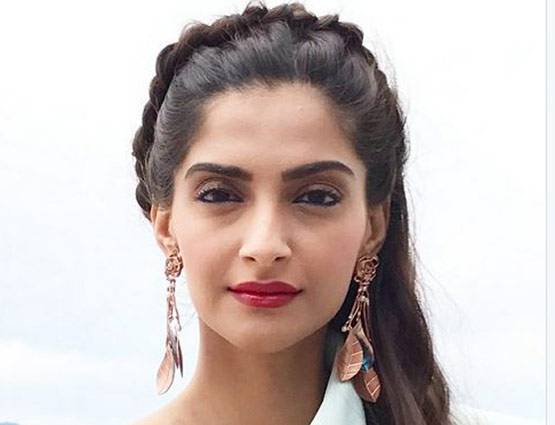 Cannes 2017: गोल्डन गाउन में दिखीं सोनम, क्या ये है Best Look