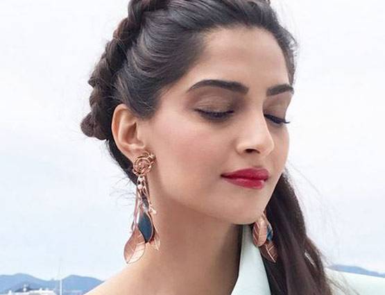 Cannes 2017: गोल्डन गाउन में दिखीं सोनम, क्या ये है Best Look