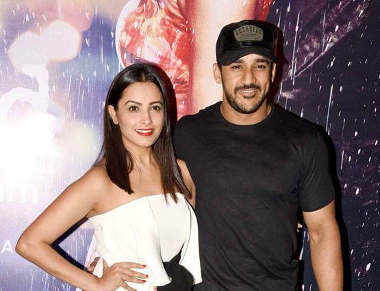 PHOTOS: हाफ गर्लफ्रेंड की सक्सेस पार्टी में 'नागिन' समेत पहुंचे ये STARS