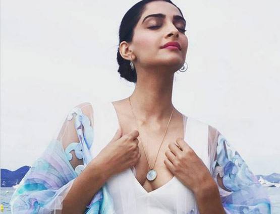 Cannes 2017: गोल्डन गाउन में दिखीं सोनम, क्या ये है Best Look