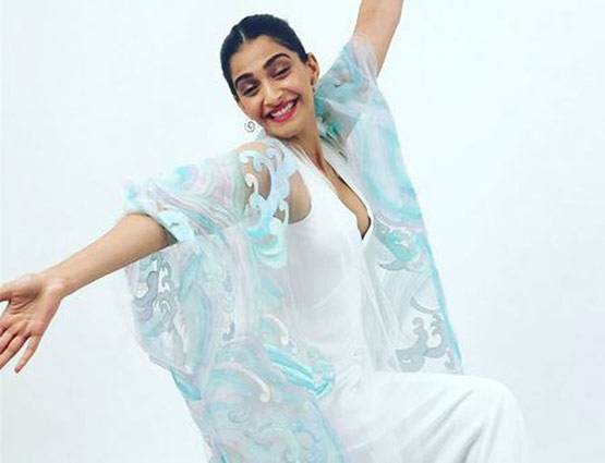 Cannes 2017: गोल्डन गाउन में दिखीं सोनम, क्या ये है Best Look