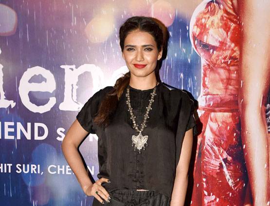 PHOTOS: हाफ गर्लफ्रेंड की सक्सेस पार्टी में 'नागिन' समेत पहुंचे ये STARS