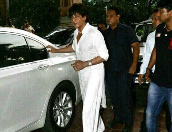 ऋषि कपूर के ट्वीट का असर, विनोद खन्ना की प्रार्थना सभा में पहुंचे सभी बड़े सितारे