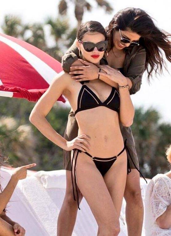 MIAMI के बीच में ब्लैक बिकिनी में नजर आईं बेवॉच गर्ल प्रियंका, देखें PHOTOS