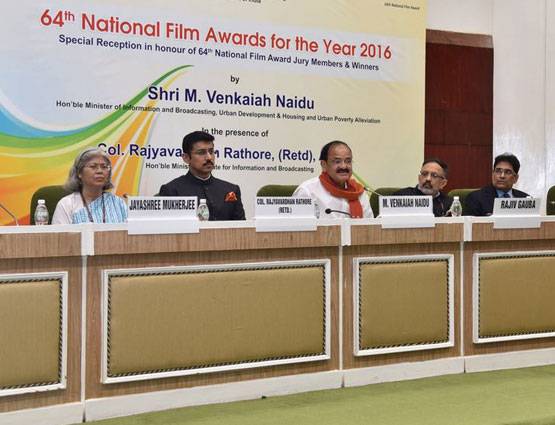 अपना पहला नेशनल अवॉर्ड लेने दिल्ली पहुंचे अक्षय और सोनम