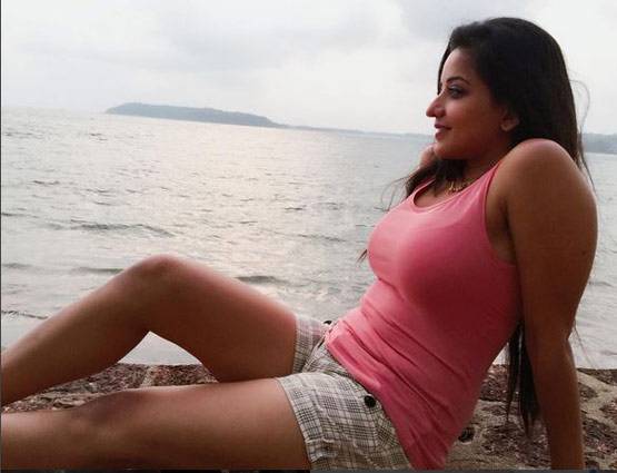 PHOTOS: SWIMSUIT में पति संग गोवा में रिलेक्स कर रही हैं मोनालिसा