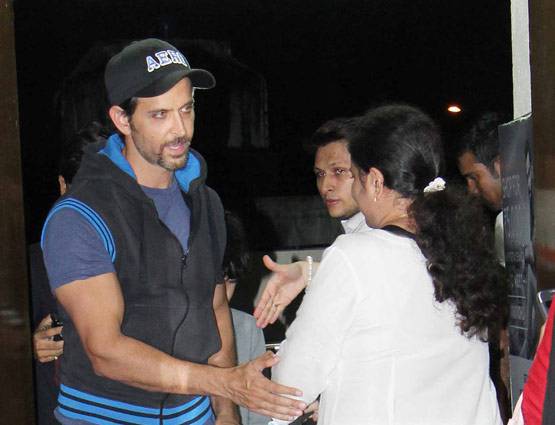 PHOTOS: बच्चों संग फिल्म देखने पहुंचे रितिक-सुजैन