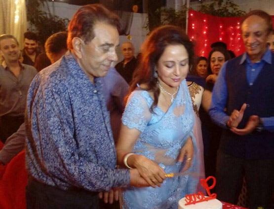 धर्मेंद्र-हेमा ने सेलिब्रेट की 37वीं वेडिंग एनिवर्सरी, देखें PHOTOS