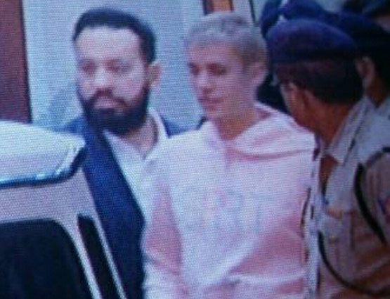 चार्टेड प्लेन से मुंबई पहुंचे बीबर, फैंस ने किया जोरदार WELCOME