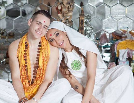 सोफिया ने पति को बनाया बेटा और पिता, सिखाएंगी पवित्र सेक्स!