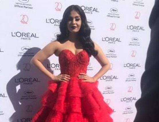 Cannes 2017: ब्लैक चैरी लिपस्टिक और रेड गाउन में दिखा ऐश्वर्या का GORGEOUS LOOK