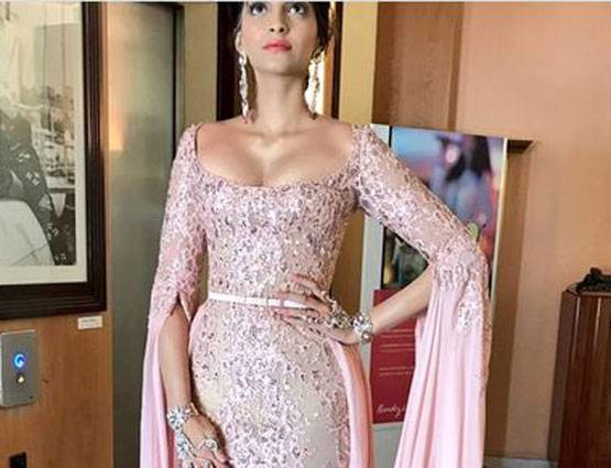 Cannes 2017: गोल्डन गाउन में दिखीं सोनम, क्या ये है Best Look