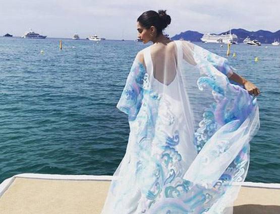 Cannes 2017: गोल्डन गाउन में दिखीं सोनम, क्या ये है Best Look
