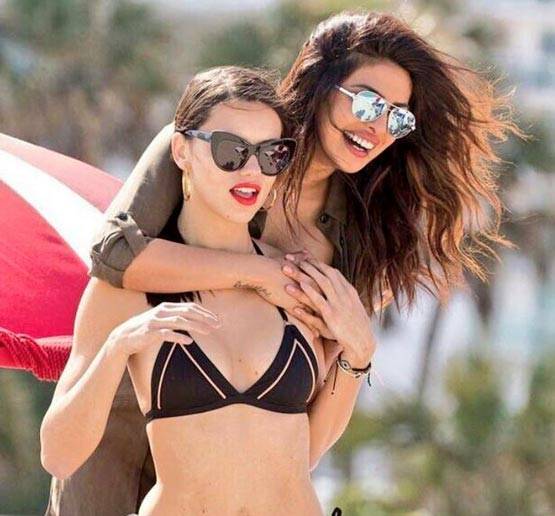 MIAMI के बीच में ब्लैक बिकिनी में नजर आईं बेवॉच गर्ल प्रियंका, देखें PHOTOS