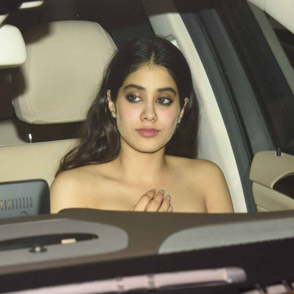 करण की पार्टी में टशन में पहुंचीं जाह्नवी और सारा, किसका लुक बेस्ट