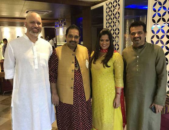 PHOTOS: वाराणसी के घाट पर ट्रेडिशनल लुक में नजर आईं कंगना