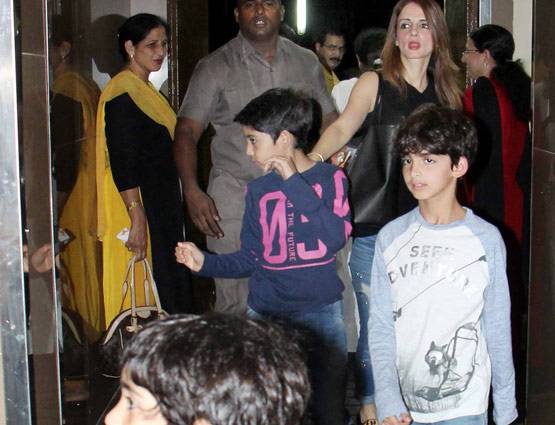 PHOTOS: बच्चों संग फिल्म देखने पहुंचे रितिक-सुजैन