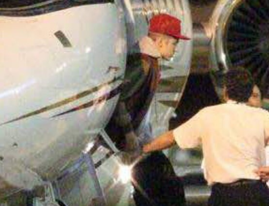 चार्टेड प्लेन से मुंबई पहुंचे बीबर, फैंस ने किया जोरदार WELCOME