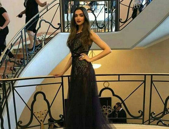 Cannes 2017 के रेड कार्पेट पर दिखा दीपिका का बोल्ड ग्लैमरस लुक