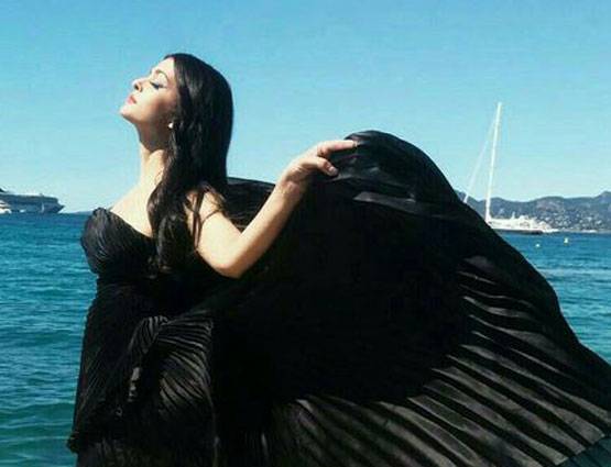 Cannes 2017: बार्बी के बाद बोल्ड लुक में दिखीं ऐश्वर्या, देखें PHOTOS