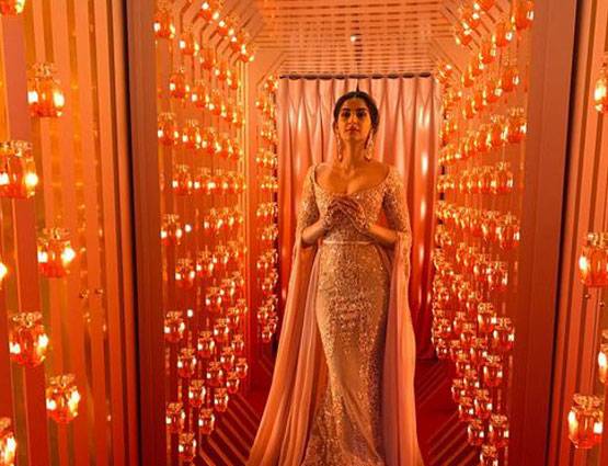 PHOTOS: Cannes 2017 में दिखा सोनम का ग्लैमरस लुक, पीच गाउन में आईं नजर