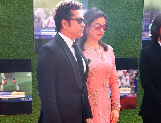 PHOTOS: सचिन की फिल्म का प्रीमियर, थियेटर बना स्टेडियम