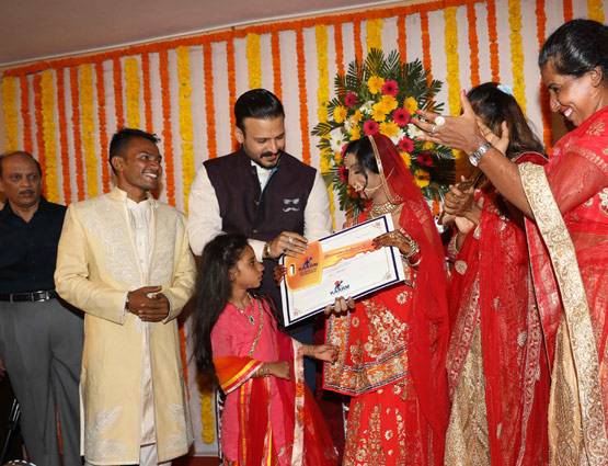 एसिड अटैक पीड़िता के भाई बने विवेक ओबरॉय, गिफ्ट किया फ्लैट