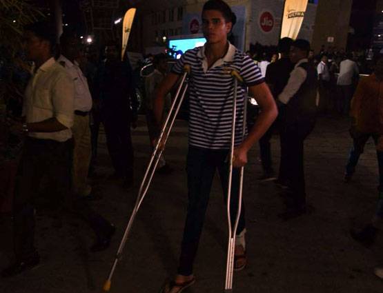 PHOTOS: बैसाखी के सहारे चल जस्टिन बीबर का शो देखने पहुंचे सचिन के बेटे