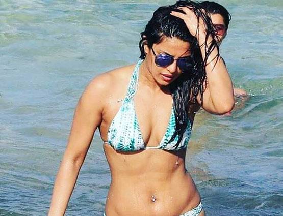 ब्लैक के बाद ब्लू बिकिनी में स्पॉट हुई प्रियंका चोपड़ा, PHOTOS वायरल