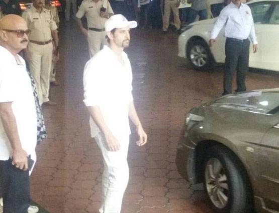 ऋषि कपूर के ट्वीट का असर, विनोद खन्ना की प्रार्थना सभा में पहुंचे सभी बड़े सितारे